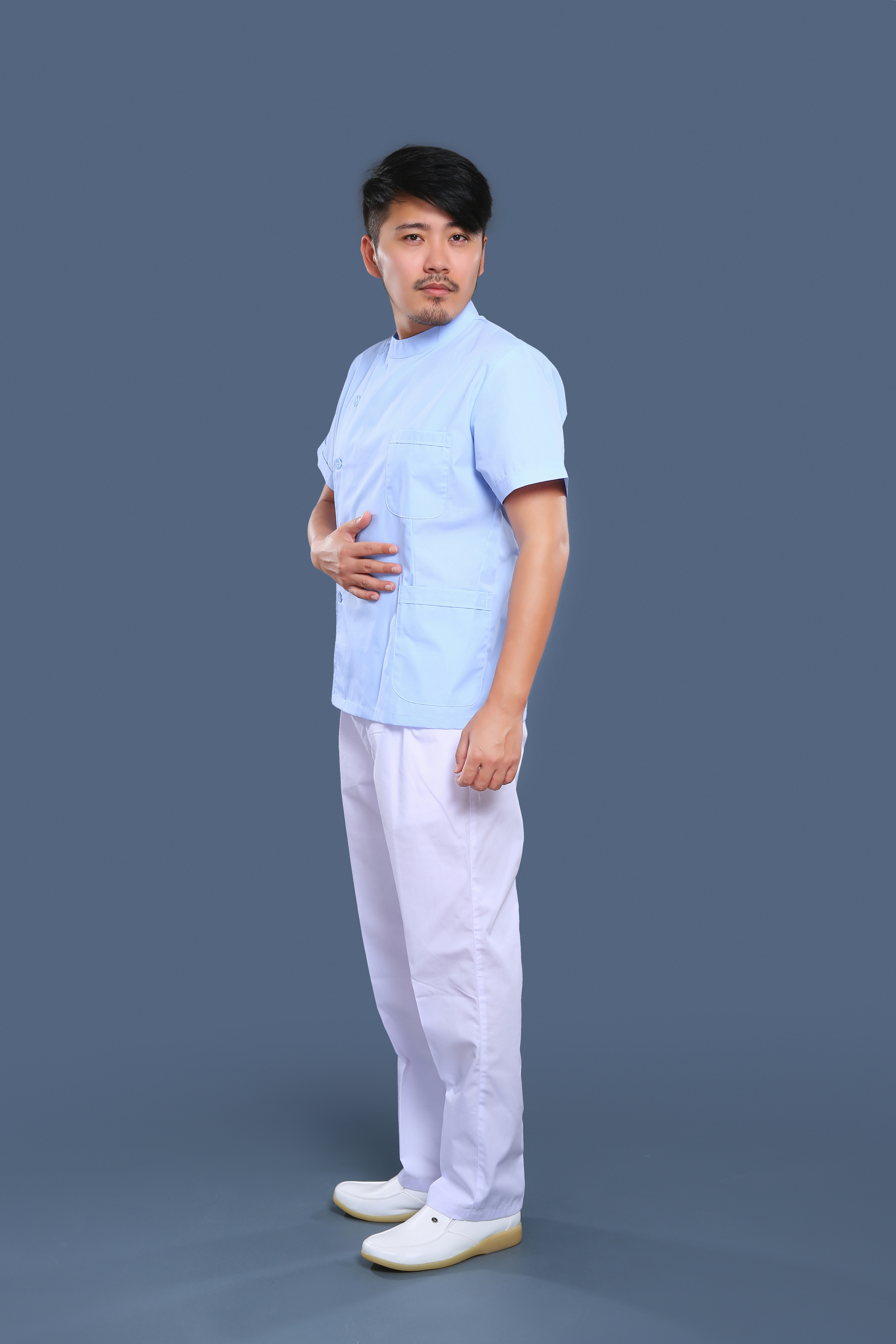 藍白護理工作服側身照