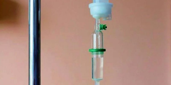 醫用輸液器管壁排除氣泡的方法